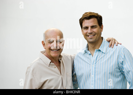 L'uomo anziano con figlio adulto, ritratto Foto Stock