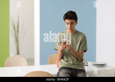 Ragazzo adolescente per la messaggistica di testo Foto Stock