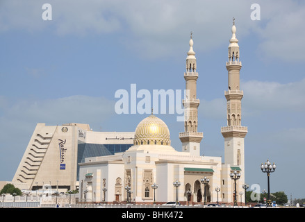 Bella moschea nella città di Sharjah Emirati Arabi Uniti Foto Stock