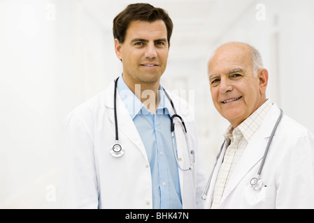 I medici insieme nel corridoio di ospedale, ritratto Foto Stock