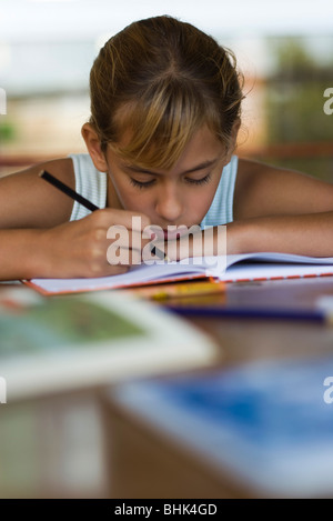 Scuola elementare studente concentrare sul lavoro della scuola Foto Stock