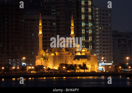 Al Noor moschea in Sharjah City di notte. Emirati Arabi Uniti Foto Stock