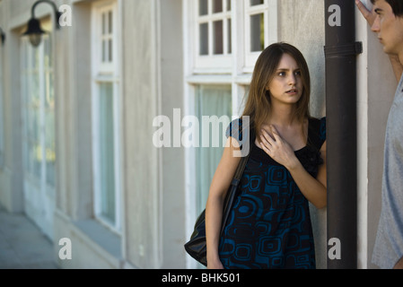 Giovane donna in gravi conversazione con il mio ragazzo Foto Stock