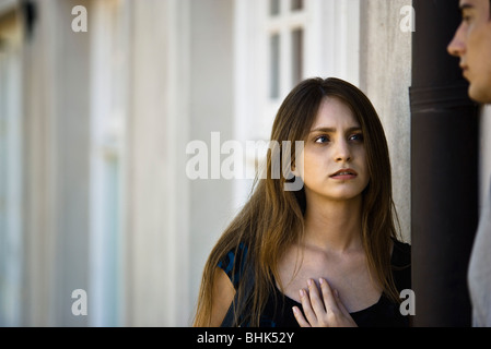 Giovane donna in gravi conversazione con il mio ragazzo Foto Stock