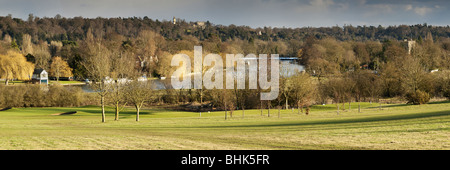 Immagine panoramica del fiume Tamigi e Ponte Cookham in Berkshire dalla collina adiacente, Regno Unito Foto Stock