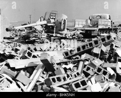 Eventi, Guerra Di Sei giorni, 5.- 10.6.1967, distrutto pistola e trattore di artiglieria di origine sovietica tra le rovine, Ras Abu Rudeis, foto scattata nel 1970, Sei giorni, Medio Oriente, conflitto arabo-israeliano, arabo israeliano, 20th secolo, storico, storico, 1970s, 70s, attrezzatura militare, armi, veicolo cingolato, veicoli, detriti, rublo, Foto Stock