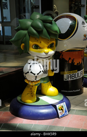 Coppa del Mondo 2010 Zakuml ufficiale della FIFA mascotte in piedi al di fuori di una Città del Capo shop Sud Africa Foto Stock