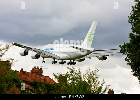 Un Airbus A380 su aeromobili approccio, molto vicino alle case private, l'aeroporto di Manchester, Inghilterra, Regno Unito Foto Stock