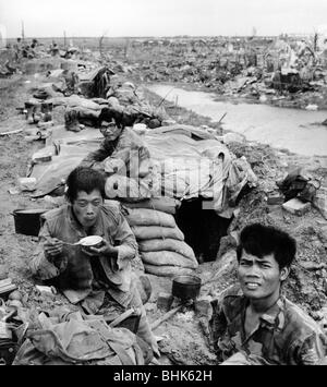 Eventi, guerra del Vietnam, soldati sudvietnamiti nella città distrutta di Quang Tri, settembre 1972, Foto Stock