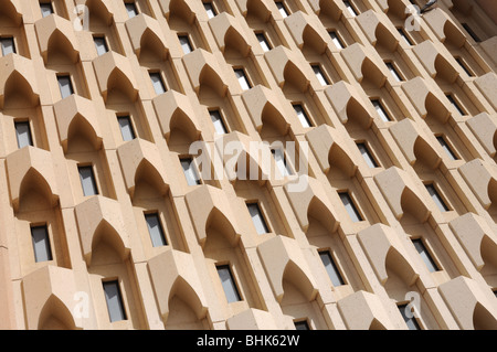 Edificio di moderna facciata in Dubai Emirati Arabi Uniti Foto Stock