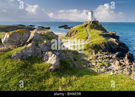 Faro sull isola di Llanddwyn Riserva Naturale Nazionale, vicino Newborough, Anglesey, Galles del Nord, Regno Unito Foto Stock