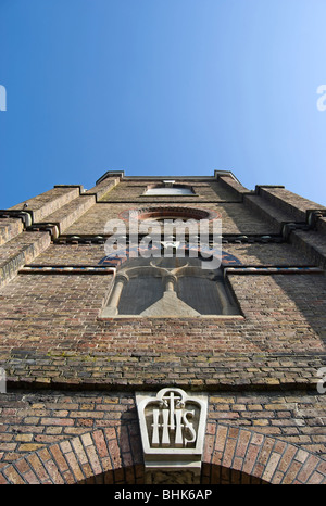 Chiesa di Santa Maria, Sunbury on Thames, Middlesex, Inghilterra, con christogram sopra l'ingresso prominente Foto Stock