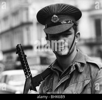 Geografia / viaggio, Gran Bretagna, politica, Irlanda del Nord, soldati britannici sulla pattuglia nelle strade di Belfast, ritratto, 1970, Foto Stock