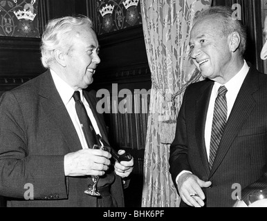 Yitzhak Rabin (1922-1995), primo ministro di Israele con Harold Wilson, ex PM della Bretagna, 1982 Artista: Sidney Harris Foto Stock