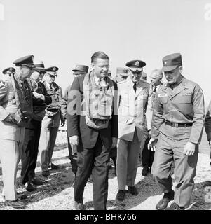 McNamara, Robert S., 9.6.1916 - 6.7.2009, politico americano, Segretario della Difesa degli Stati Uniti 21.1.1961 - 29.2.1968, visita in Germania, presso i mandanti della US 24th Divisione di fanteria nei pressi di Monaco, 3.8.1963, , Foto Stock