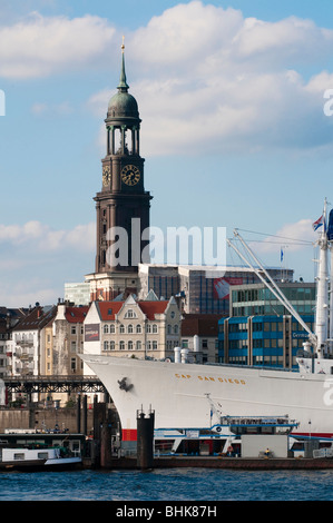 Dal porto di Amburgo con nave museo Cap San Diego e Michel, Amburgo, Germania Foto Stock