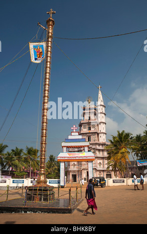 India Kerala, Kovalam, villaggio Vizhinjam st Mary il Fisherman's chiesa di ottone bandiera dwajastambha montante dal tempio indù design Foto Stock