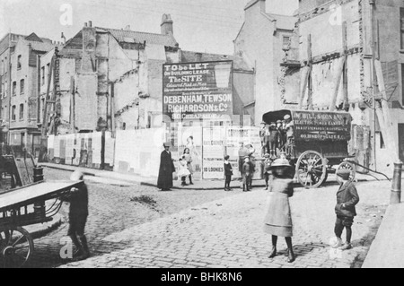 Edificio sito a lasciare, East End di Londra, 1912. Artista: sconosciuto Foto Stock