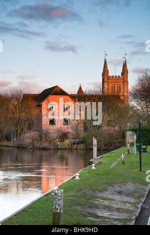 La Chiesa di San Nicola e il fiume Kennet da ovest mulini a Newbury, Berkshire, Regno Unito Foto Stock