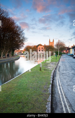 Newbury Lock e la chiesa di San Nicola sul fiume Kennet da ovest mulini a Newbury, Berkshire, Regno Unito Foto Stock