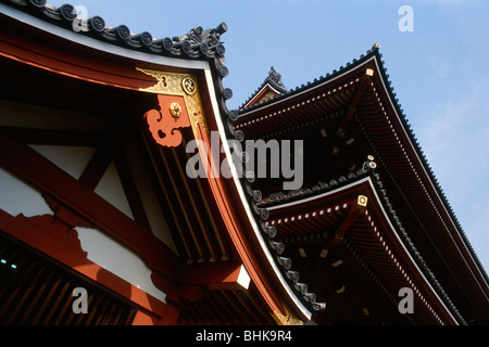 Tokyo. Il Giappone. Dettaglio di stile tradizionale pagoda & il gate Hozomon (destro) nel senso ji tempio Buddista complesso Asakusa. Foto Stock