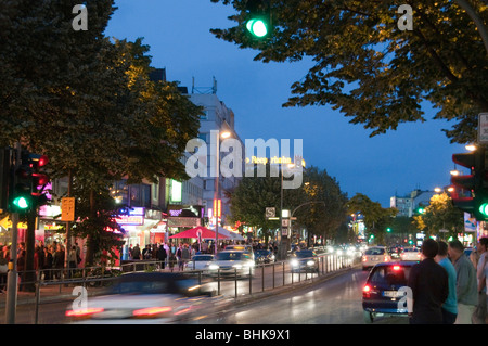 Reeperbahn bei Daemmerung, St. Pauli, Amburgo, Deutschland | Reeperbahn al crepuscolo, St. Pauli, Amburgo, Germania Foto Stock