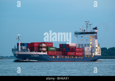 Containerschiff auf Elba bei Blankenese di Amburgo, Deutschland | Contenitore nave sul fiume Elba vicino Blankenese, Amburgo, Germania Foto Stock
