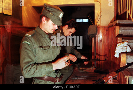 Lucidare i doganieri pulizia la loro Kalashnikovs, Polonia Foto Stock