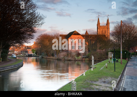 Newbury Lock e la chiesa di San Nicola sul fiume Kennet da ovest mulini a Newbury, Berkshire, Regno Unito Foto Stock