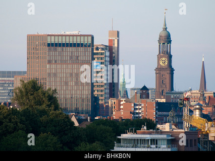 Hochhaeuser und Michel, Amburgo, Deutschland | vista dall ufficio edificio 'Dockland', dal porto di Amburgo, Amburgo, Germania Foto Stock