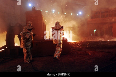 Lavoratori di acciaio nelle opere di acciaio a Katowice, Polonia Foto Stock