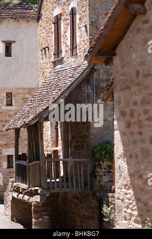 Scena di strada con veranda anteriore di casa nel villaggio di Carennac, Dordogne, Francia Foto Stock