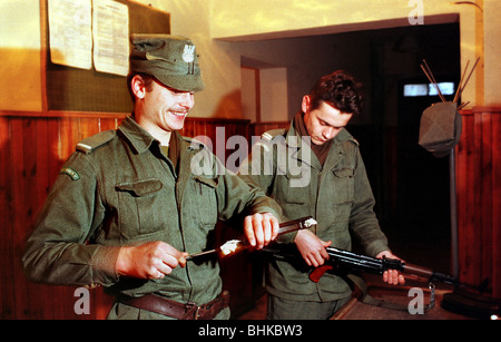 Lucidare i doganieri pulizia la loro Kalashnikovs, Polonia Foto Stock