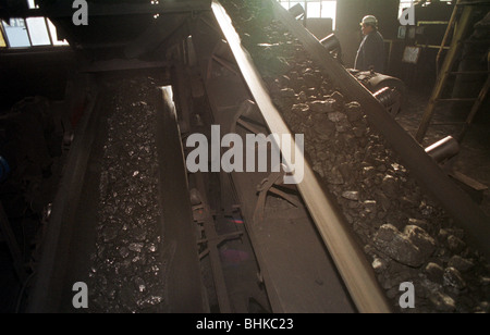 Un nastro trasportatore con nero carbone nella miniera Kleofas a Katowice, Polonia Foto Stock