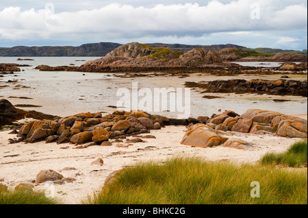 Vista della spiaggia di Fionnphort sul lato occidentale dell'isola di Mull nel nord ovest della Scozia con rocce in primo piano Foto Stock