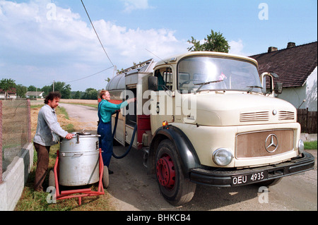 Un carrello la raccolta di latte da agricoltori, Polonia Foto Stock