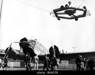 Astronautica, stazioni spaziali, tipa di una futura stazione spaziale, Mostra Internazionale del traffico, Monaco, Germania, 1965, sotto di essa un aereo passeggeri Junkers Ju 52/3m, Foto Stock