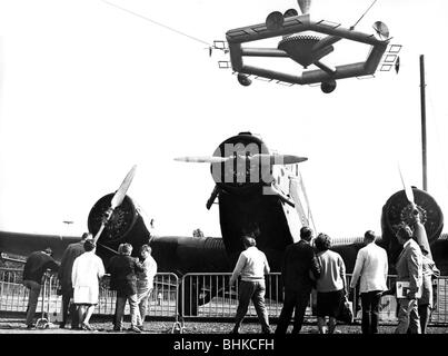 Astronautica, stazioni spaziali, tipa di una futura stazione spaziale, Mostra Internazionale del traffico, Monaco, Germania, 1965, sotto di essa un aereo passeggeri Junkers Ju 52/3m, Foto Stock