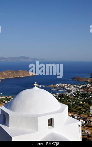 Vista di Livadi porta dalla parte superiore della Chora (capoluogo), Serifos Island, Grecia Foto Stock