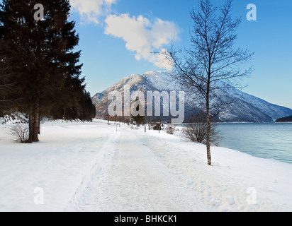 Sul fronte del lago percorso tra Maurach e Pertisau, Lago Achensee, Tirolo, Austria Foto Stock