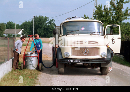 Un carrello la raccolta di latte da agricoltori, Polonia Foto Stock