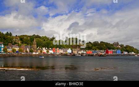 Vista di coloratissimi negozi e case sul porto di fronte a Tobermory un villaggio sull'Isola di Mull Scotland Regno Unito Foto Stock