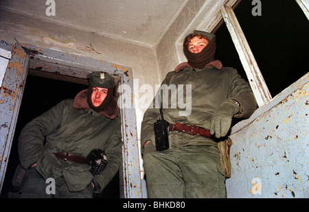 Il polacco di guardia di frontiera ufficiali presso un checkpoint durante una notte di pattuglia, Polonia Foto Stock