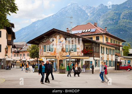 Garmisch-Partenkirchen, Baviera, Germania, Europa - turisti nel centro della città di shopping in estate Foto Stock