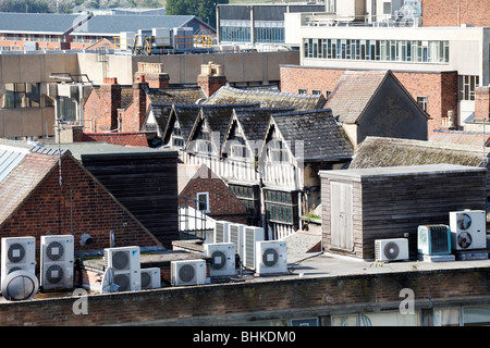 Il Tudor gables di casa Maverdine, off Westgate Street, appena visibile circondato da edifici più tardi in Gloucester Foto Stock