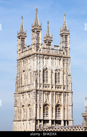 Il splendidamente intagliato e decorato cinquecentesca torre della cattedrale di Gloucester che sorge ad un altezza di 225 piedi (69m) Foto Stock