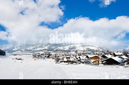 Vista panoramica del resort e dal fondo delle piste, Kirchberg, vicino a Kitzbuhel, Tirolo, Austria Foto Stock
