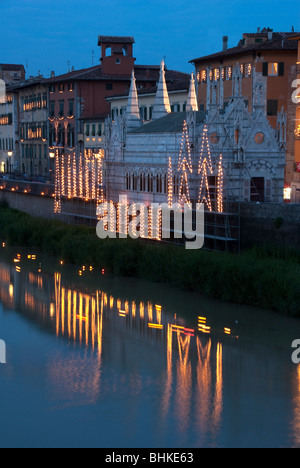 Vista del fiume Arno nella notte della Luminara di San Ranieri a Pisa, Italia Foto Stock