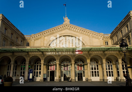 Ingresso principale e di fronte alla stazione Gare de l'Est della stazione ferroviaria di Parigi, Francia. Foto Stock