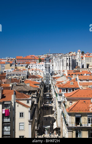 Portogallo Lisbona vista in alzata verso l'Elevador santa justa e il Convento do Carmo sulla destra Foto Stock